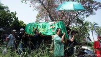 Pemakaman juga dihadiri oleh warga sekitar yang ingin melihat prosesi pemakaman pelawak wanita asal Betawi tersebut. Pool/Palevi S/detikFoto.