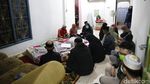 Potret Jenazah Omas Didoakan Pelayat
