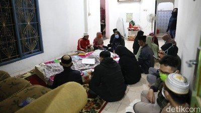 Potret Jenazah Omas Didoakan Pelayat