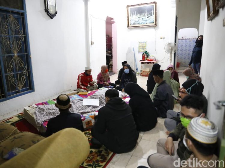 Potret Jenazah Omas Didoakan Pelayat
