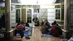 Potret Jenazah Omas Didoakan Pelayat