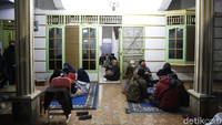 Para pelayat berdatangan ke rumah duka di kawasan Cimanggis, Depok, Jawa Barat. Foto: Hanif Hawari/detikHOT