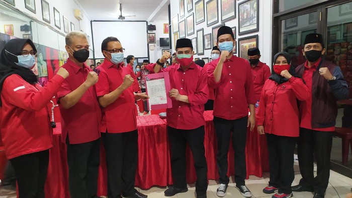 PDIP Sulsel menyerahkan rekomendasi DPP ke cakada Pilkada Makassar-Gowa (Dok. PDIP)