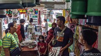 Anak-anak hingga remaja terus berdatangan untuk berburu layangan di tempat tersebut. 