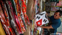 Hasan, pedagang grosir layangan HN Bintang beraktivitas di tokonya di Pondok Aren, Tangerang Selatan, Jumat (17/7/2020). 
