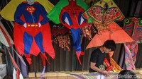 Hasan menjual layangan tradisional mulai dari Rp 2.000. Sedangkan layangan hias dan layangan koang mulai dari Rp 18.000. 