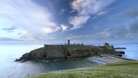 Peel Castle, Isle of Man. Isle of Man berada di urutan ke-8 negara paling aman menurut situs Numbeo dengan skor 78,68 poin. Foto: Getty Images/Iridiumphotographics