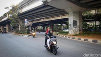 Sudah nekat lawan arah, beberapa pemotr bahkan tidakmengenakan helm.