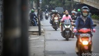 Hal tersebut dilakukan para pemotor dari arah Lenteng Agung kemudian lawan arah di kolong flyover TB Simatupang hingga akhirnya naik ke flyover menuju ke arah Pasar Rebo.