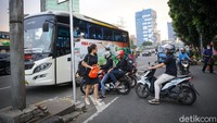 Kerancuan langsung terjadi setiap ada pemotor yang nekat melawan arah.