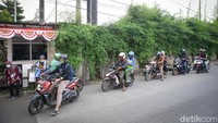Aksi tersebut dilakukan beramai-ramai.
