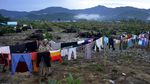 Korban Banjir Bandang Mengungsi di Perbukitan