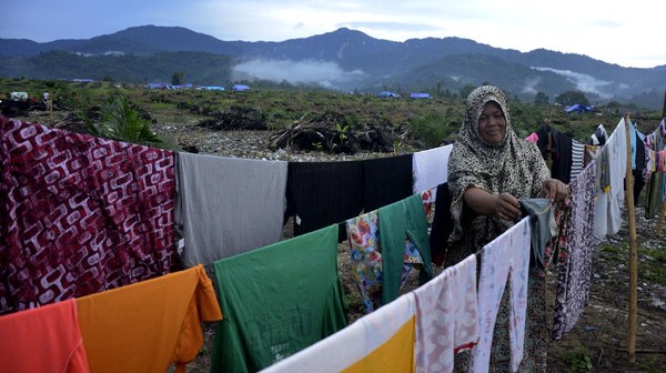 Korban Banjir Bandang Mengungsi di Perbukitan