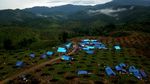 Korban Banjir Bandang Mengungsi di Perbukitan