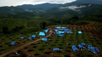 Foto udara tenda pengungsian korban banjir bandang di Perbukitan Desa Meli, Kecamatan Baebunta, Kabupaten Luwu Utara, Sulawesi Selatan, Kamis (16/7/2020).