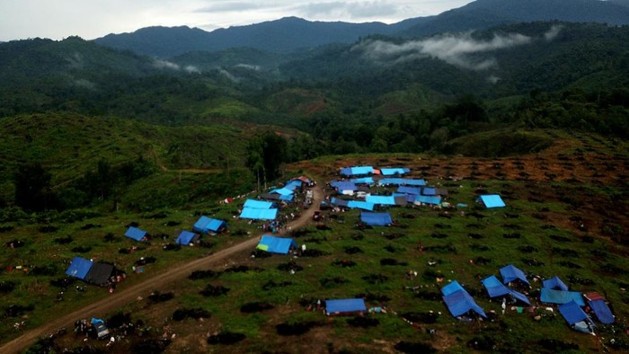 PENGUNGSI BANJIR BANDANG BUTUH AIR BERSIH Warga korban banjir bandang beraktivitas di lokasi pengungsian di Perbukitan Desa Meli, Kecamatan Baebunta, Kabupaten Luwu Utara, Sulawesi Selatan, Kamis (16/7/2020). Ratusan pengungsi masih bertahan berada di pengungsian di daerah ketinggian diakibatakan rumah mereka hancur diterjang banjir bandang sementara di sejumlah titik pengungsian sangat membutuhkan air bersih untuk keperluan sehari-hari. ANTARA FOTO/Abriawan Abhe