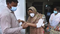 Dilansir dari Deutsche Welle, keluarga Nadeem Jordan, pria Kristen yang dulu ditembak dan dibunuh karena menyewa di lingkungan muslim di Peshawar dihantui rasa takut. Pasalnya, penyelidik mengatakan orang-orang bersenjata telah melarikan diri tetapi juga mengatakan mereka membayang-bayangi keluarga Nadeem, mengancam saudara iparnya. Mereka mengatakan `kami akan memberimu pelajaran. Kami selalu takut, kata ibu mertua Nadeem. AP Photo/Muhammad Sajjad.