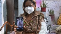 Seorang Kristiani yang tinggal di kawasan Pakistan, Elizabeth Lal, menunjukkan foto menantunya, Nadeem Jordon, yang tewas ditembak karena menyewa di lingkungan muslim yang berada di area Peshawar. AP Photo/Muhammad Sajjad.