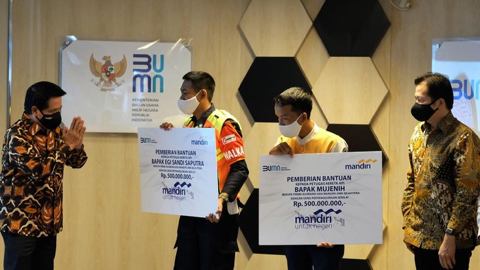 Petugas KRL yang Kembalikan Uang Rp 500 Juta Dapat Asuransi Dua petugas KRL yang mengembalikan penemuan uang 500 juta kembali mendapat berkah. Mereka mendapat asuransi dengan nilai ratusan juta.