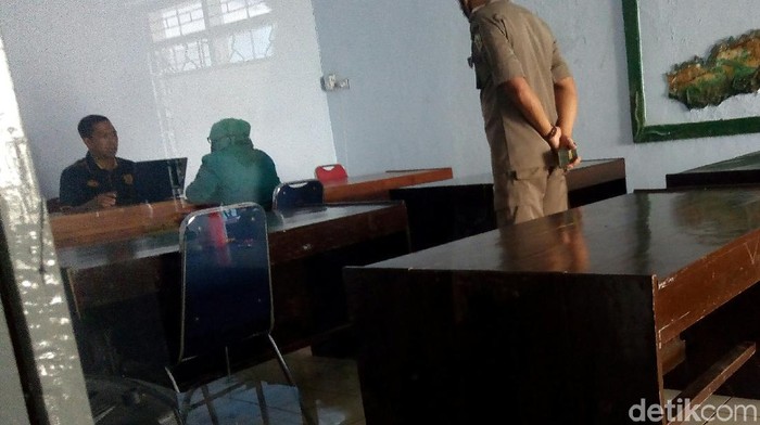 Petugas Satpol PP Banjarnegara tengah memintai keterangan oknum PNS yang didapati berduaan di hotel, Jumat (17/7/2020).