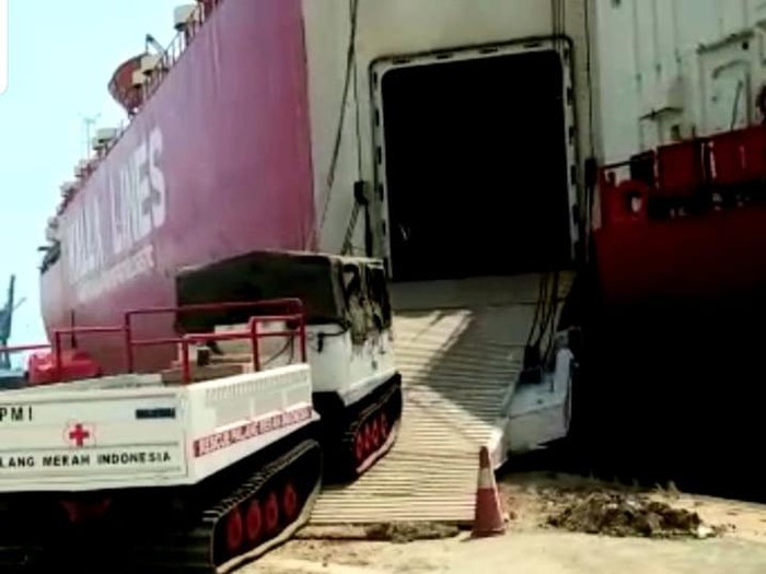 PMI mengerahkan satu unit rantis Hagglunds BV260 ke lokasi banjir bandang di Masamba, Luwu Utara.