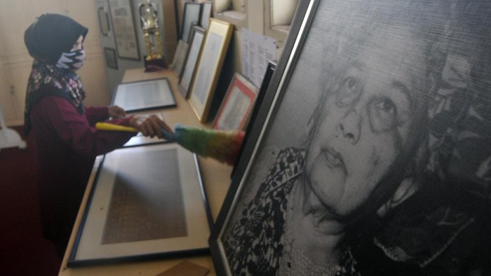 Potret Museum Rohana Kudus, Wartawan Wanita Pertama Indonesia Rohana Kudus ditetapkan sebagai pahlawan nasional 2018 silam. Tak hanya dikenal sebagai wartawan perempuan, ia juga turut dirikan sekolah untuk pribumi putri.