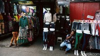 Bahkan ada yang asyik merokok sambil menunggu pembeli.