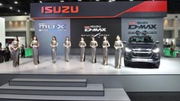 Para wanita itu mengenakan pelindung wajah atau faceshield untuk mengurangi risiko penularan virus di lokasi penyelenggaraan. Foto: Dok. Bangkok Motor Show