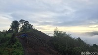 Hamparan awan yang terlihat begitu dekat pasti bikin mata terpana, seolah membuat kita berada di negeri di atas awan.