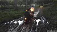 Lokasi Puncak Senayan tidak jauh dari pemukiman warga, untuk mencapainya hanya dapat dilakukan dengan menggunakan sepeda motor. Sekira 500 meter sebelum mencapai puncak, saya memilih melanjutkan perjalanan dengan berjalan kaki, selama lebih kurang sepuluh menit.