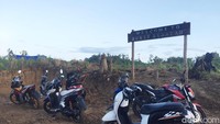Di Puncak Senayan, ada ratusan pengunjung, mereka fokus menyaksikan keindahan panorama alam. Fenomena inilah yang sudah dinanti sejak awal, berupa hamparan awan tebal menyelimuti kawasan pegunungan.