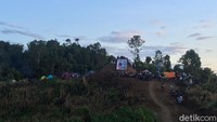 Puncak Senayan berjarak sekira 28 kilometer dari kecamatan Wonomulyo yang menjadi pusat perdagangan kabupaten Polewali Mandar. Waktu tempuh ke sana kira-kira selama 45 menit.