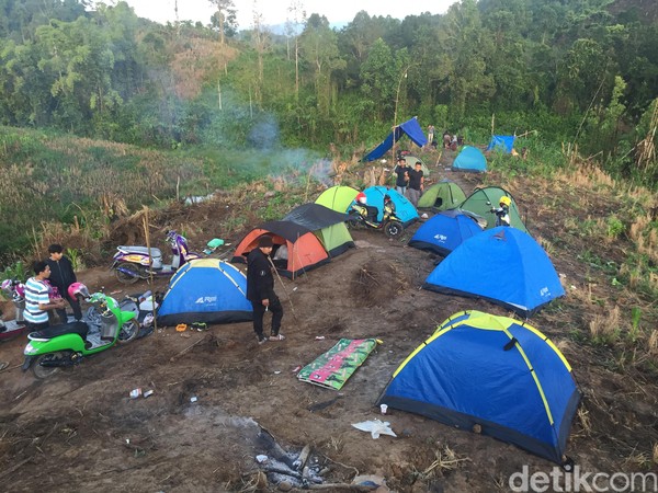 Puncak Senayan terletak di desa Bulo, kecamatan Bulo, Polewali Mandar. Tempat ini menawarkan keindahan panorama alam yang mengesankan. Ada hamparan awan tebal yang menyelimuti kawasan pegunungan. Puncak Senayan terletak di desa Bulo, kecamatan Bulo, Polewali Mandar. Tempat ini menawarkan keindahan panorama alam yang mengesankan. Ada hamparan awan tebal yang menyelimuti kawasan pegunungan.