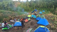 Puncak Senayan terletak di desa Bulo, kecamatan Bulo, Polewali Mandar. Tempat ini menawarkan keindahan panorama alam yang mengesankan. Ada hamparan awan tebal yang menyelimuti kawasan pegunungan.