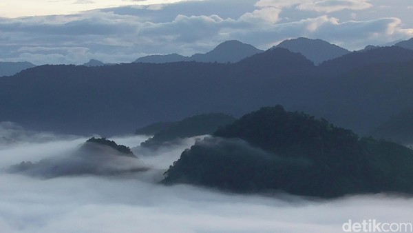 Puncak Senayan berada pada ketinggian sekira 480 meter di atas permukaan laut. Saat cuaca bagus, hamparan awannya dapat dinikmati dari pukul 05.30-08:00 WITa. Puncak Senayan berada pada ketinggian sekira 480 meter di atas permukaan laut. Saat cuaca bagus, hamparan awannya dapat dinikmati dari pukul 05.30-08:00 WITa.