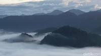 Puncak Senayan berada pada ketinggian sekira 480 meter di atas permukaan laut. Saat cuaca bagus, hamparan awannya dapat dinikmati dari pukul 05.30-08:00 WITa.