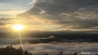 Puncak Senayan berada di kabupaten Polewali Mandar. Sejak beberapa pekan viral di media sosial, destinasi ini lalu mengundang rasa penasaran pendaki lokal.
