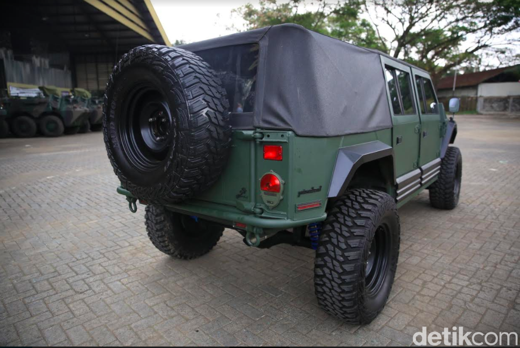 kendaraan rantis 4x4 besutan PT Pindad (Persero) sudah dijajal dan dipesan 500 unit oleh Menteri Pertahanan Prabowo. Tak hanya itu, Pindad juga memberikan opsi jika Maung ini juga akan dibuat varian sipil dan dilepas ke masyarakat.