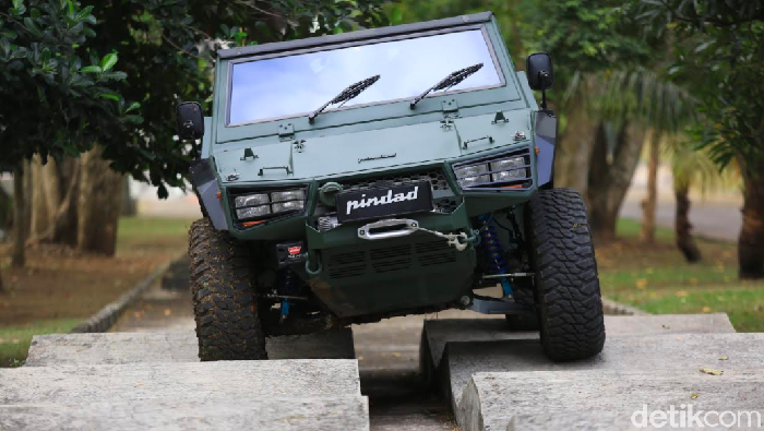 kendaraan rantis 4x4 besutan PT Pindad (Persero) sudah dijajal dan dipesan 500 unit oleh Menteri Pertahanan Prabowo. Tak hanya itu, Pindad juga memberikan opsi jika Maung ini juga akan dibuat varian sipil dan dilepas ke masyarakat.