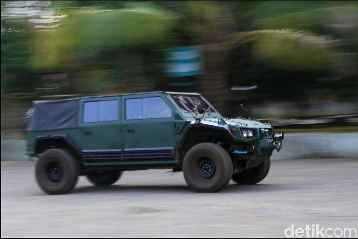 kendaraan rantis 4x4 besutan PT Pindad (Persero) sudah dijajal dan dipesan 500 unit oleh Menteri Pertahanan Prabowo. Tak hanya itu, Pindad juga memberikan opsi jika Maung ini juga akan dibuat varian sipil dan dilepas ke masyarakat.