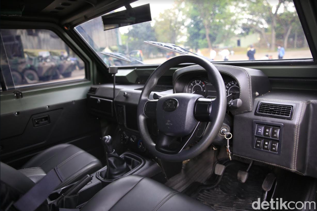 kendaraan rantis 4x4 besutan PT Pindad (Persero) sudah dijajal dan dipesan 500 unit oleh Menteri Pertahanan Prabowo. Tak hanya itu, Pindad juga memberikan opsi jika Maung ini juga akan dibuat varian sipil dan dilepas ke masyarakat.