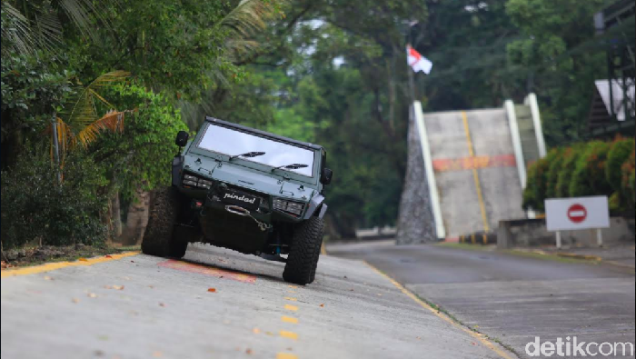 Rantis Maung kendaraan rantis 4x4 besutan PT Pindad (Persero) sudah dijajal dan dipesan 500 unit oleh Menteri Pertahanan Prabowo. Tak hanya itu, Pindad juga memberikan opsi jika Maung ini juga akan dibuat varian sipil dan dilepas ke masyarakat.