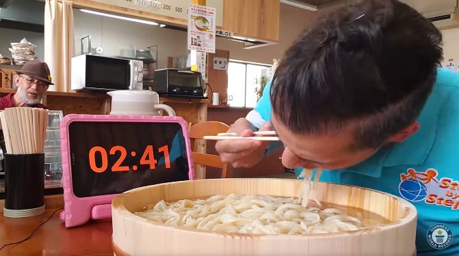 Rekor Dunia Menyeruput Udon 3 Menit