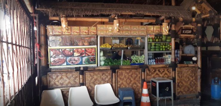 5 Restoran Lesehan Ini Cocok Buat Makan Bareng Keluarga