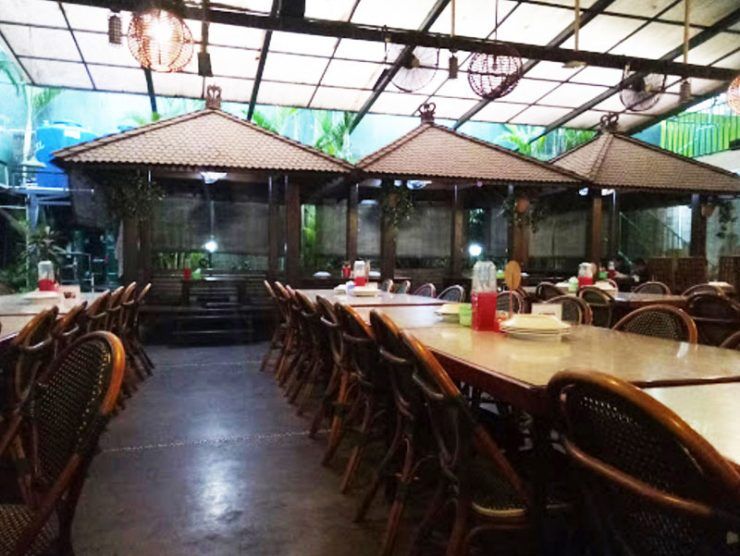 5 Restoran Lesehan Ini Cocok Buat Makan Bareng Keluarga