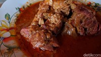Ada beberapa menu andalan yang ditawarkan di sini. Seperti, tumpang koyor, babat gongso, nasi goreng babat, sate sapi, wedang ronde dan lain sebagainya. Foto: Devi S. Lestari/detikFood