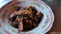 Terakhir ada menu babat gongso yang tak boleh dilewatkan juga. Seporsi babat gongso (Rp 25.000) hadir dengan lumuran bumbu kecap yang gurih sedikit pedas. Foto: Devi S. Lestari/detikFood