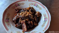 Babat sapi dipotong kecil-kecil, teksturnya empuk kenyal dan rasanya juga enak karena bumbunya meresap dengan baik. Babat gongso ini termasuk yang berbumbu agak basah alias nyemek. Foto: Devi S. Lestari/detikFood