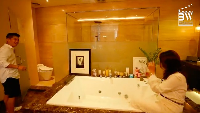 Kamar mandi Rossa yang dilengkapi sebuah bathtub dan shower area. Saking luasnya, kamar mandi tersebut dapat ditempati sebuah bathtub berukuran besar. (Foto: YouTube/BoyWilliam)