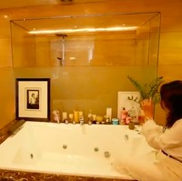 Kamar mandi Rossa yang dilengkapi sebuah bathtub dan shower area. Saking luasnya, kamar mandi tersebut dapat ditempati sebuah bathtub berukuran besar. (Foto: YouTube/BoyWilliam)